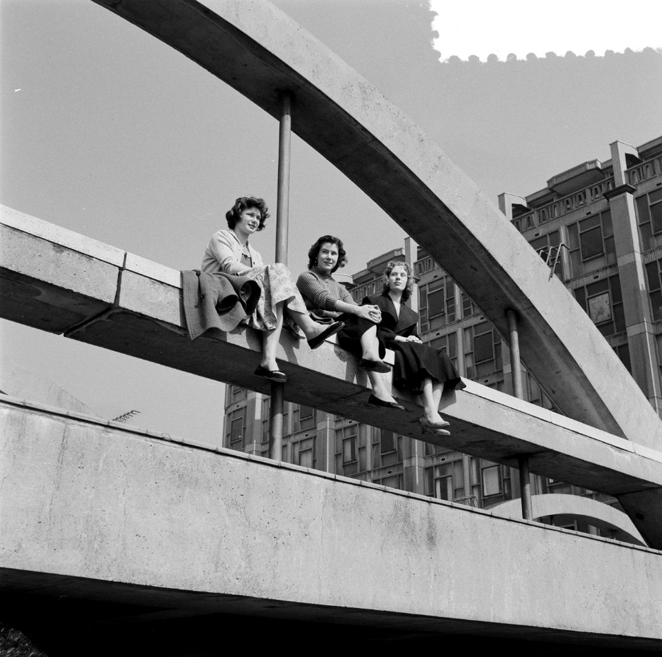 Meisjes genieten van de zon op oprit Groothandelsgebouw Rotterdam, Bestanddeelnr 908-4830