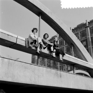 Meisjes genieten van de zon op oprit Groothandelsgebouw Rotterdam, Bestanddeelnr 908-4830