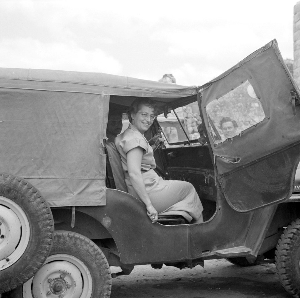 Mejuffrouw Cl Welcker in een jeep bij aankomst in Zaita, Bestanddeelnr 255-6551