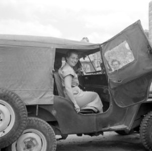 Mejuffrouw Cl Welcker in een jeep bij aankomst in Zaita, Bestanddeelnr 255-6551