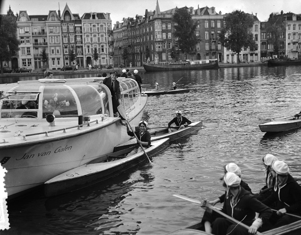 Meisjes padvindsters brengen vanuit hun boten een groet aan Lady Baden-Powell di, Bestanddeelnr 906-6737