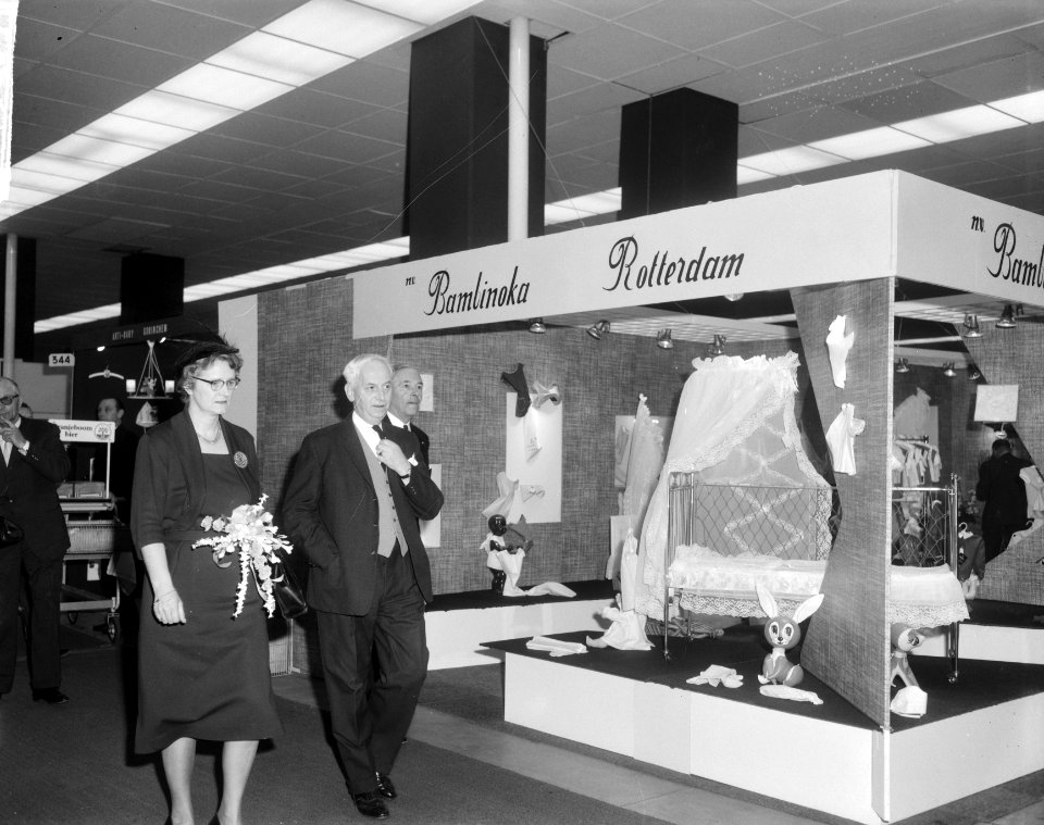 Mejuffrouw dr. Marga Klompé in Julianahal te Utrecht vakbeurs Het Kind geopend, Bestanddeelnr 917-5869