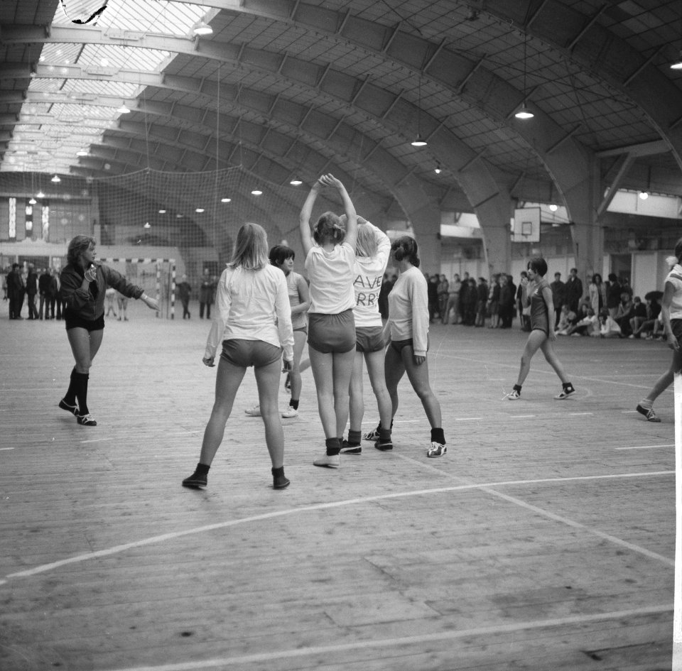 Meisjes van de Havo-school tijdens het volleyballen. Een van de meisjes heeft …, Bestanddeelnr 918-3918