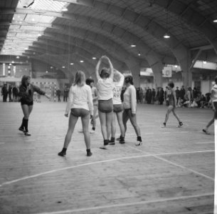 Meisjes van de Havo-school tijdens het volleyballen. Een van de meisjes heeft …, Bestanddeelnr 918-3918