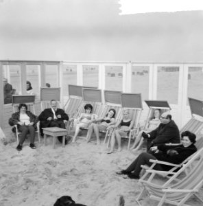Meisjes in bikini in zee te Zandvoort, de meisjes op terrasje, Bestanddeelnr 917-5089
