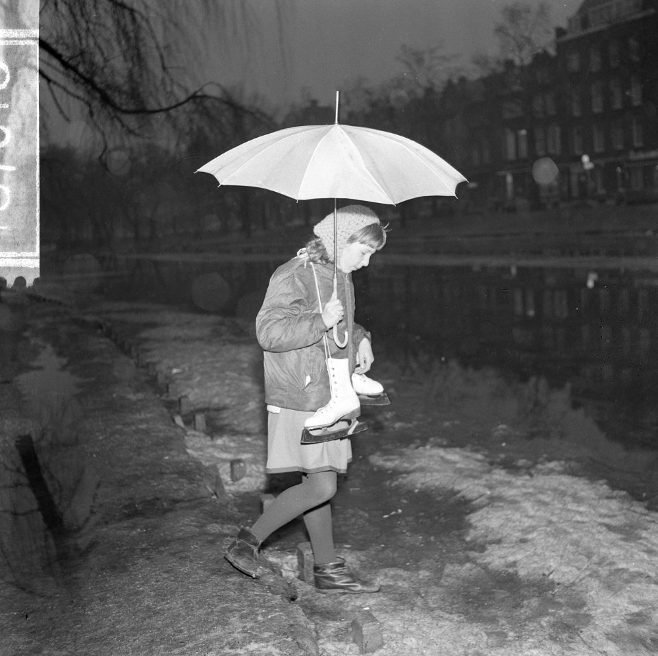Meisje met schaatsen bij Singel te Rotterdam, Bestanddeelnr 918-7018