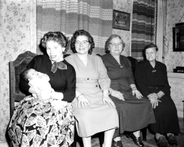Meisje met in de vrouwelijke lijn vier generaties boven haar, Bestanddeelnr 909-2886