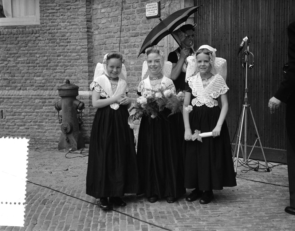 Meisjes in klederdracht wachten om koningin Juliana de bloemen te kunnen overhan, Bestanddeelnr 906-5463