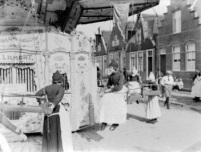Meisjes in klederdracht op een zweefmolen, Bestanddeelnr 190-0502