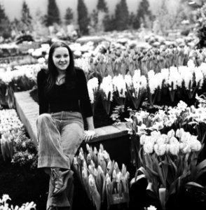 Meisje tussen de bloemen, Bestanddeelnr 927-0113