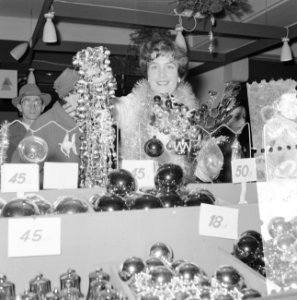 Meisje met kerstslinger in de Bijenkorf, Bestanddeelnr 934-6062