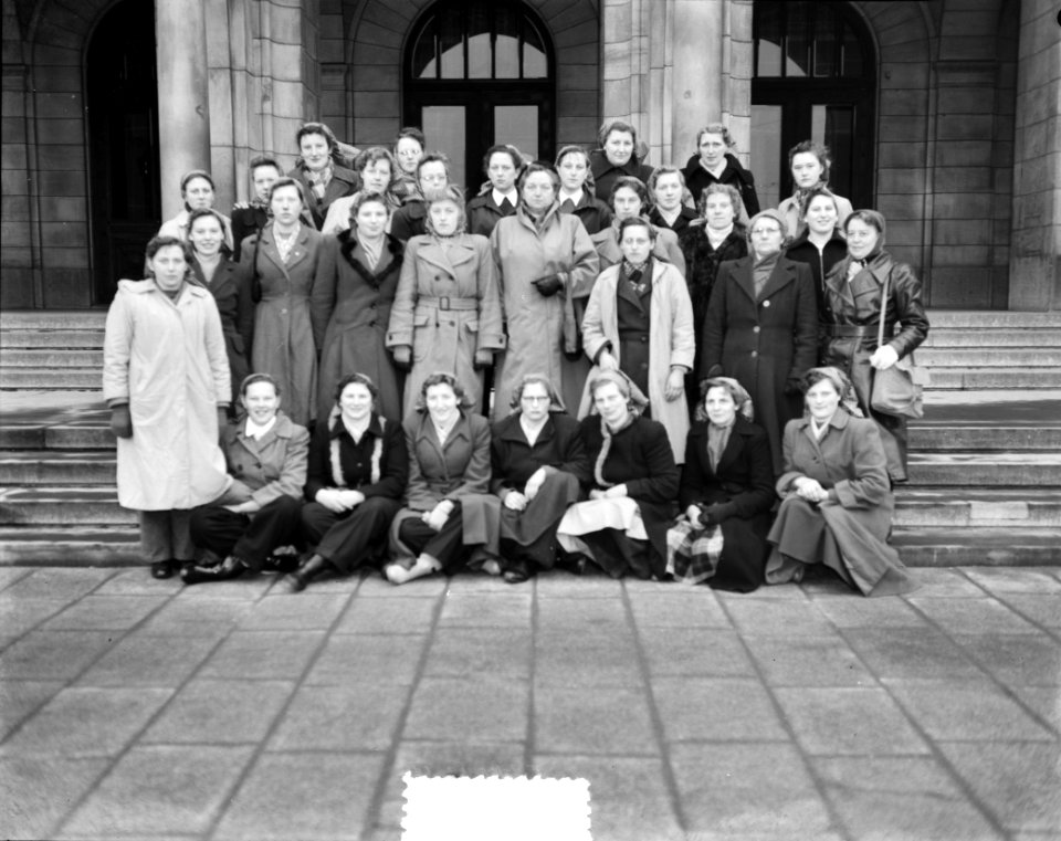 Meisjes uit Berkenwoude helpen in Middelharnis. Groep voor stadhuis Coolsingel, Bestanddeelnr 905-5542
