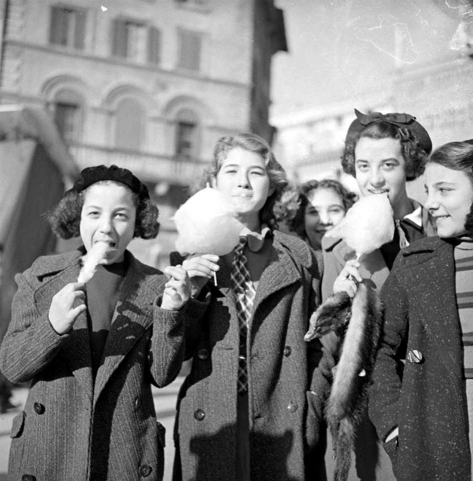 Meisjes met een suikerspin op de kerstmarkt gehouden op de Piazza Navona, Bestanddeelnr 191-1182