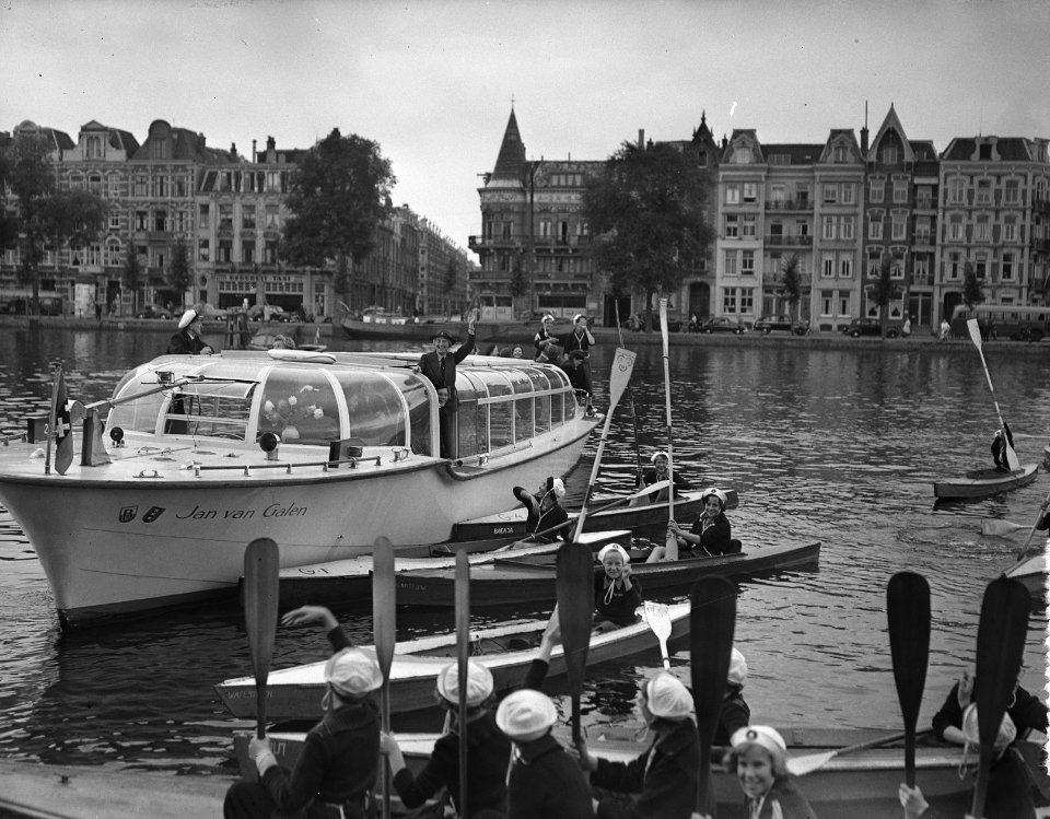 Meisjes padvindsters brengen vanuit hun boten een groet aan Lady Baden-Powell di, Bestanddeelnr 906-6738