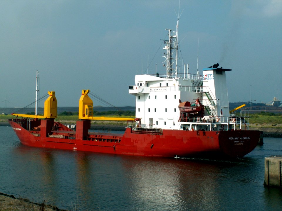 Mekhanik Makarin astern, leaving Port of Amsterdam 10-Sep-2005