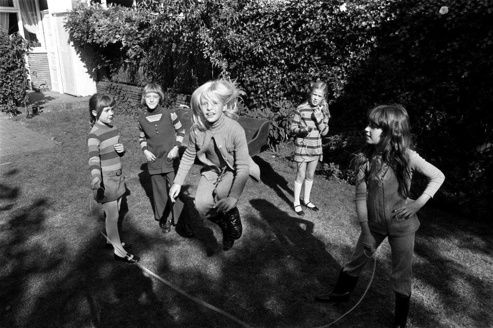 Meisjeskleding van Barbara Faber , Amsterdam meisjes in de kleren, Bestanddeelnr 923-8680