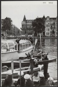 Meisjes padvindsters brengen vanuit hun boten een groet aan Lady Baden-Powell di, Bestanddeelnr 098-0902