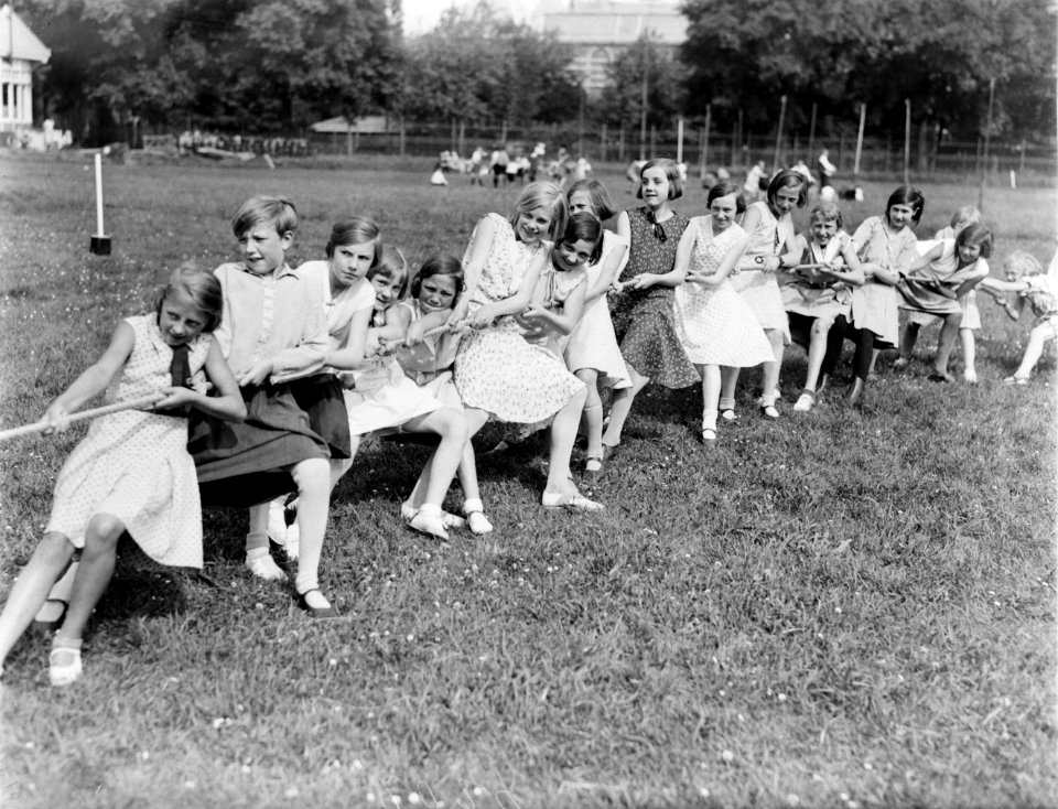 Meisjes zijn aan het touwtrekken op het terrein van de ijsclub, Bestanddeelnr 252-0628