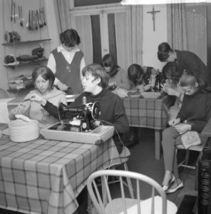 Meisjes op een meisjesschool aan de Keizersgracht 772 te Amsterdam tijdens een n, Bestanddeelnr 918-5066