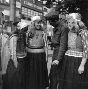 Meisjes in klederdracht van Marken en een militair, Bestanddeelnr 900-4580