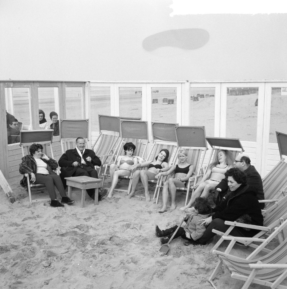 Meisjes in bikini in zee te Zandvoort, de meisjes op terrasje, Bestanddeelnr 917-5090