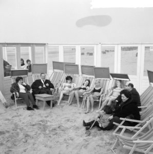 Meisjes in bikini in zee te Zandvoort, de meisjes op terrasje, Bestanddeelnr 917-5090