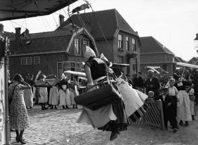 Meisjes in klederdracht in Volendam in een zweefmolen, Bestanddeelnr 190-1123