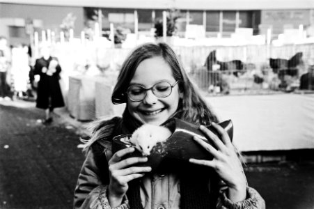 Meisje met een hamster in een klomp, Bestanddeelnr 930-5559