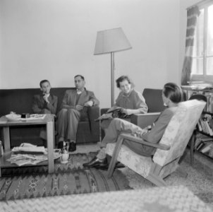 Mejuffrouw Cl Welcker en enkele heren in bespreking, Bestanddeelnr 255-6547
