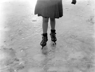 Meisje op schaatsen op het ijs, Bestanddeelnr 189-0058