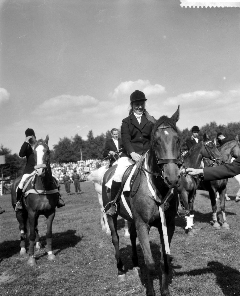Mejuffrouw W Lans op Hodito dat het kampioenslint draagt, Bestanddeelnr 910-6451
