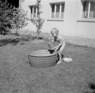 Meisje spelend met een teil water in de tuin van de woning van Bachmann, Bestanddeelnr 254-4621