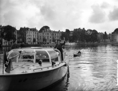 Meisjes padvindsters brengen vanuit hun boten een groet aan Lady Baden-Powell di, Bestanddeelnr 906-6735