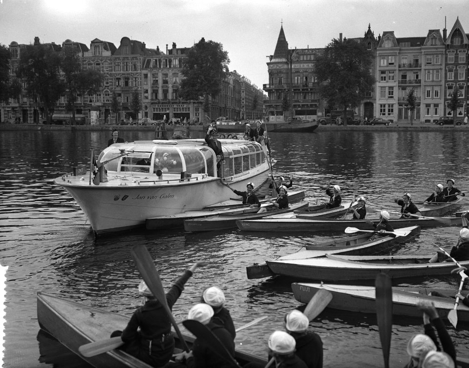 Meisjes padvindsters brengen vanuit hun boten een groet aan Lady Baden-Powell di, Bestanddeelnr 906-6734