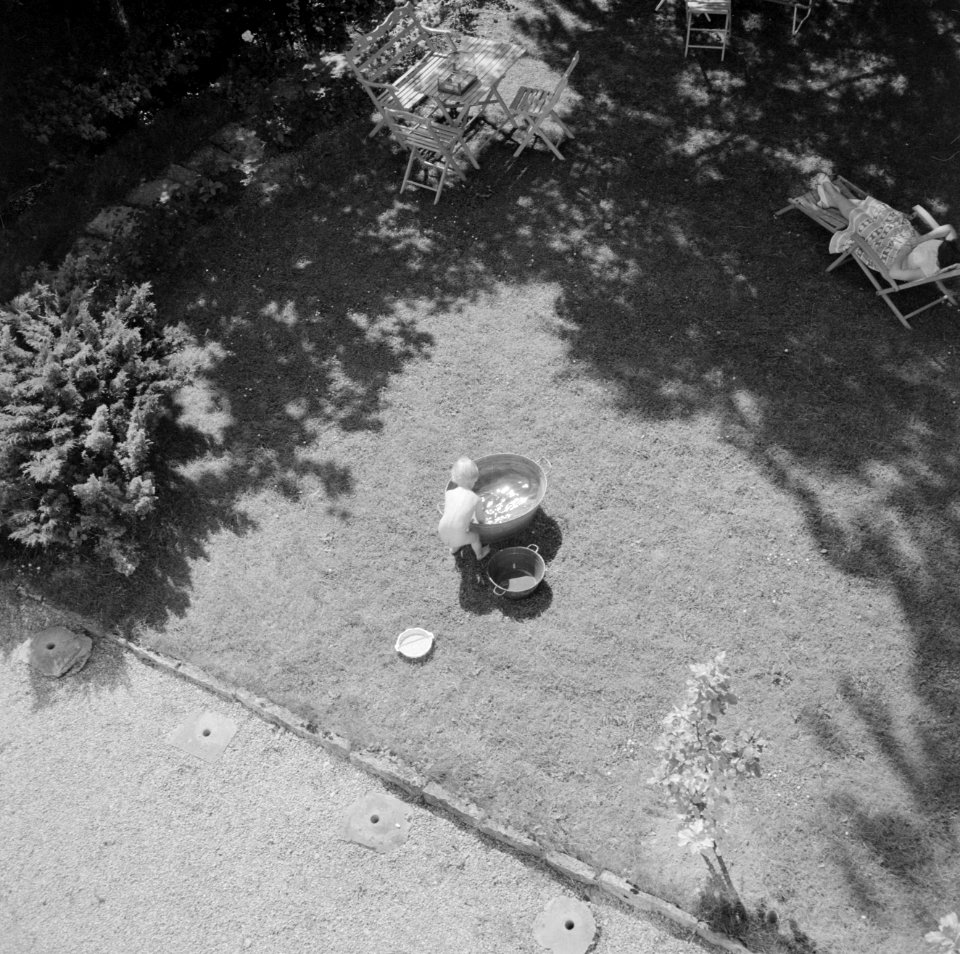 Meisje spelend met een teil water in de tuin van de woning van Bachmann, Bestanddeelnr 254-4608