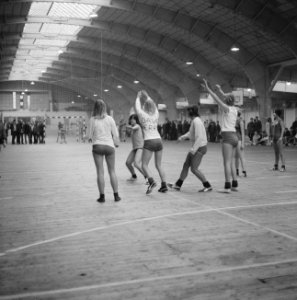 Meisjes van de Havo-school tijdens het volleyballen. Een van de meisjes heeft …, Bestanddeelnr 918-3917