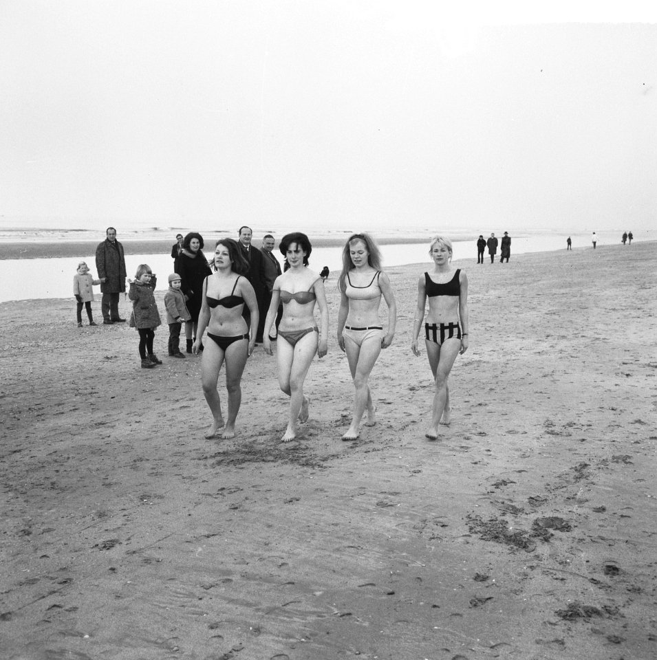 Meisjes in bikini in zee te Zandvoort, Bestanddeelnr 917-5088