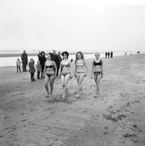 Meisjes in bikini in zee te Zandvoort, Bestanddeelnr 917-5088