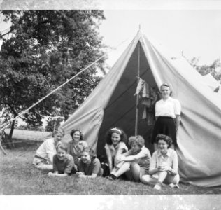 Meisjes kamperen in tenten, Bestanddeelnr 934-7037