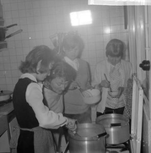Meisjes op een meisjesschool aan de Keizersgracht 772 te Amsterdam tijdens een k, Bestanddeelnr 918-5064