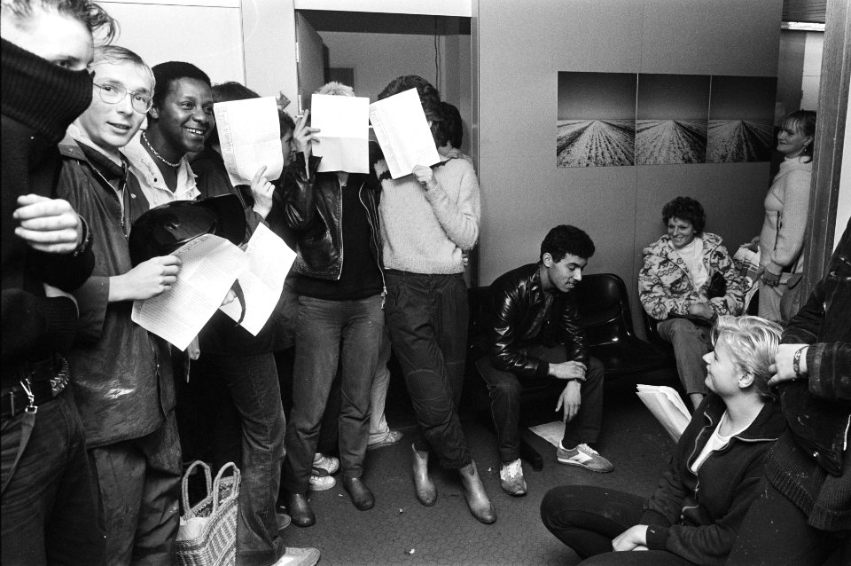 Meiden houden papier voor het gezicht tijdens de bezetting, Bestanddeelnr 932-3555