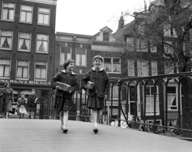 Meisjes met paasbroden Amsterdam aangetast, Bestanddeelnr 908-5101