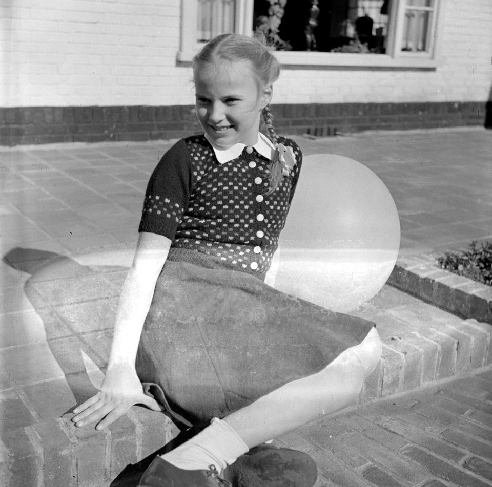 Meisje met een ballon, Bestanddeelnr 252-0265