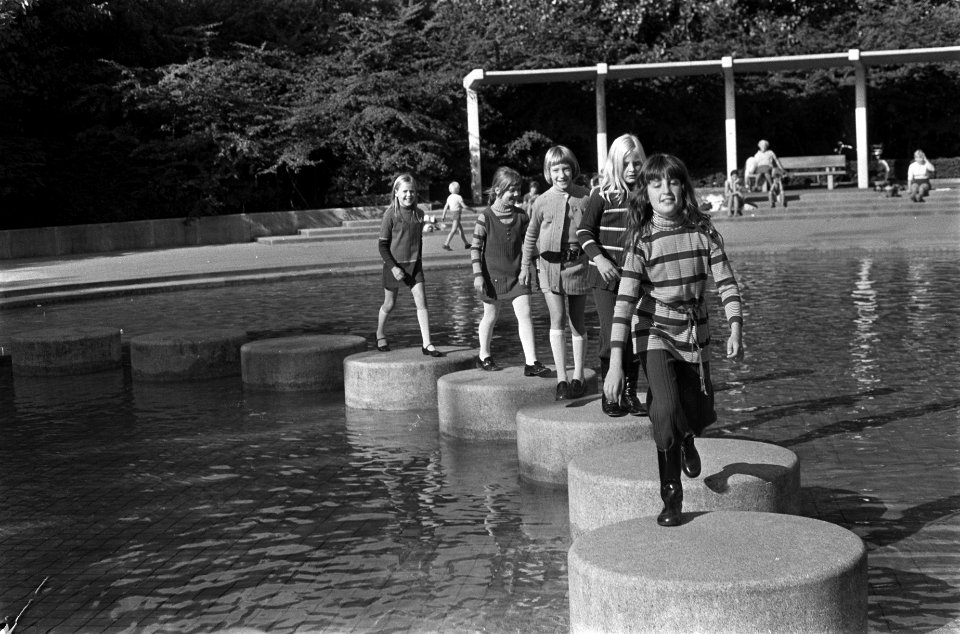 Meisjeskleding van Barbara Faber, Amsterdam meisjes in de kleren, Bestanddeelnr 923-8677