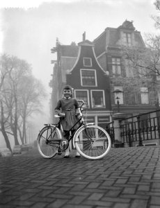 Meisje met fiets, Bestanddeelnr 910-1572