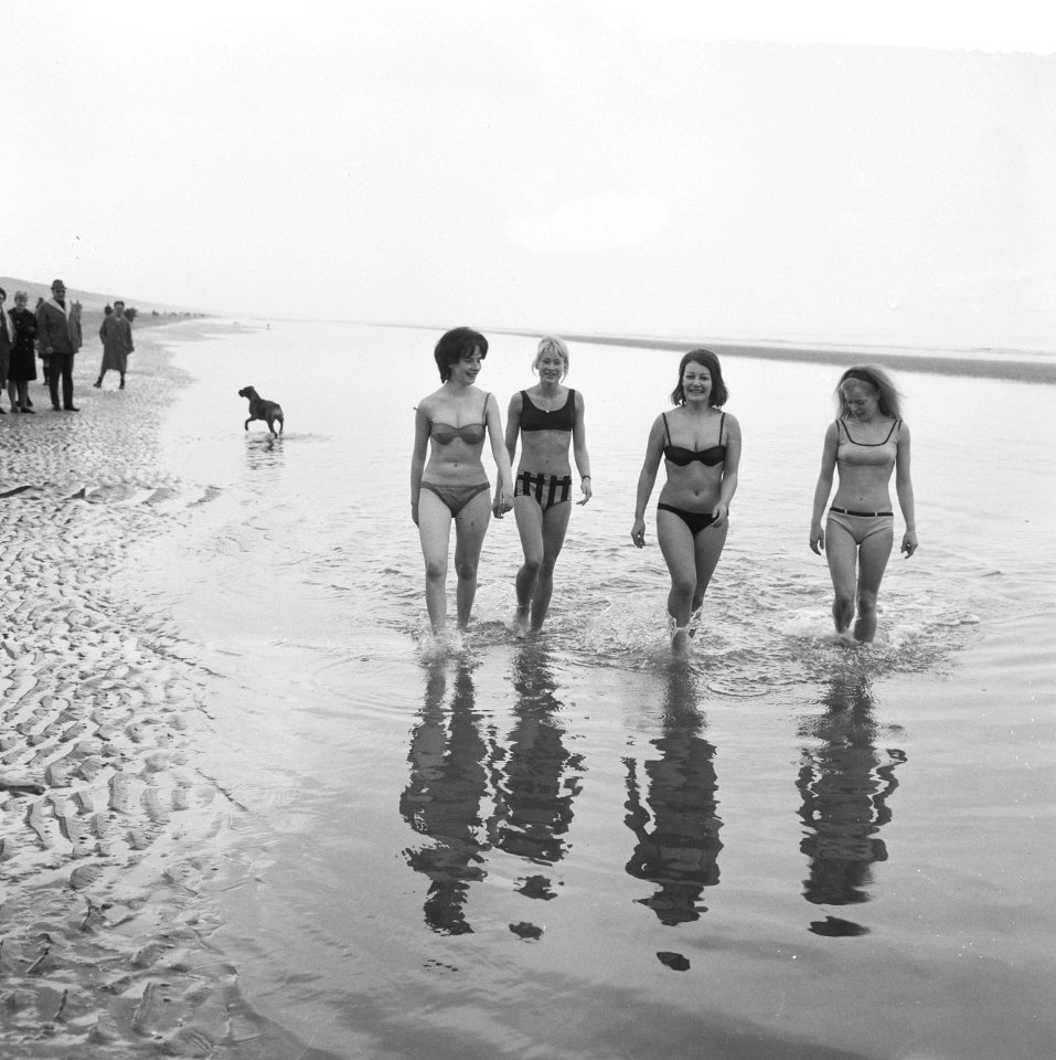 Meisjes in bikini in zee te Zandvoort, Bestanddeelnr 917-5086
