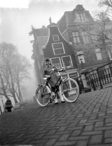 Meisje met fiets, Bestanddeelnr 910-1574