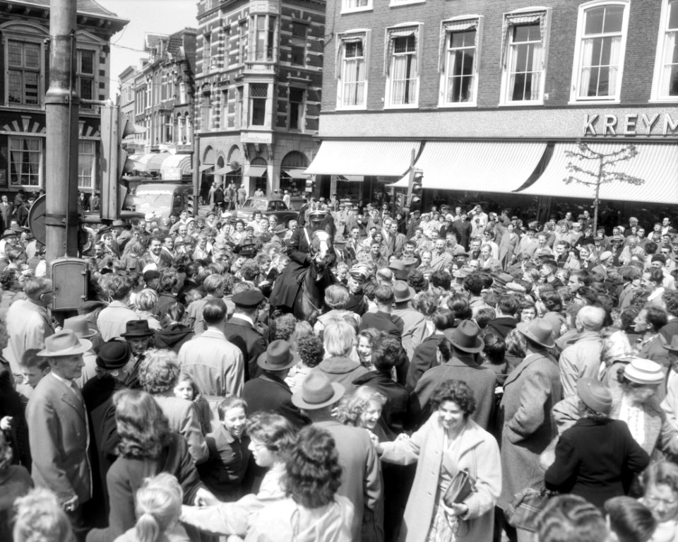 Meisjes in klederdrachten in Haarlem op uitnodiging van Stichting Haarlems Bloei, Bestanddeelnr 909-5566