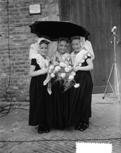 Meisjes in klederdracht wachten om koningin Juliana de bloemen te kunnen overhan, Bestanddeelnr 906-5464