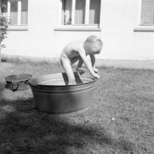 Meisje spelend met een teil water in de tuin van de woning van Bachmann, Bestanddeelnr 254-4614